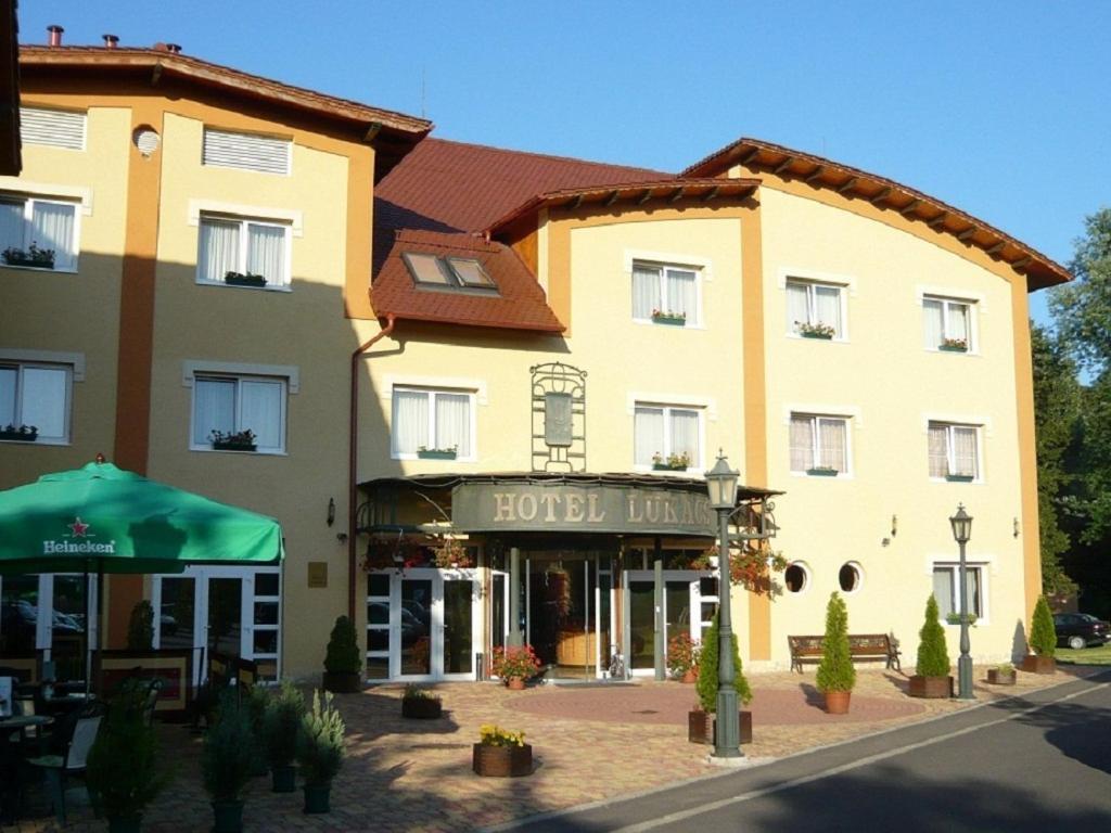 Hotel Lukacs Superior Kazincbarcika Exteriör bild