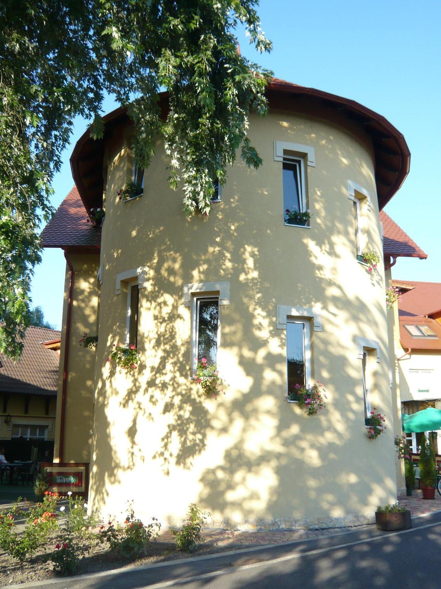 Hotel Lukacs Superior Kazincbarcika Exteriör bild