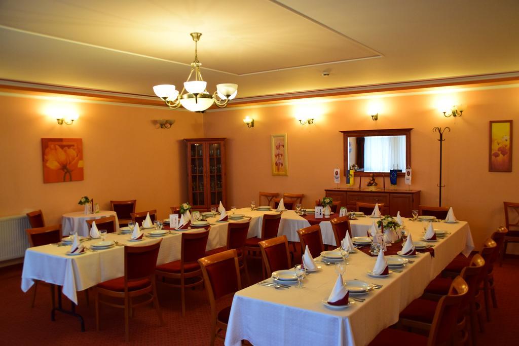 Hotel Lukacs Superior Kazincbarcika Exteriör bild