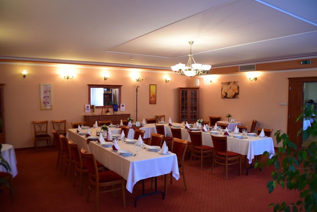 Hotel Lukacs Superior Kazincbarcika Exteriör bild