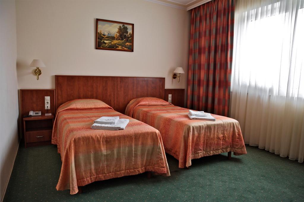 Hotel Lukacs Superior Kazincbarcika Rum bild