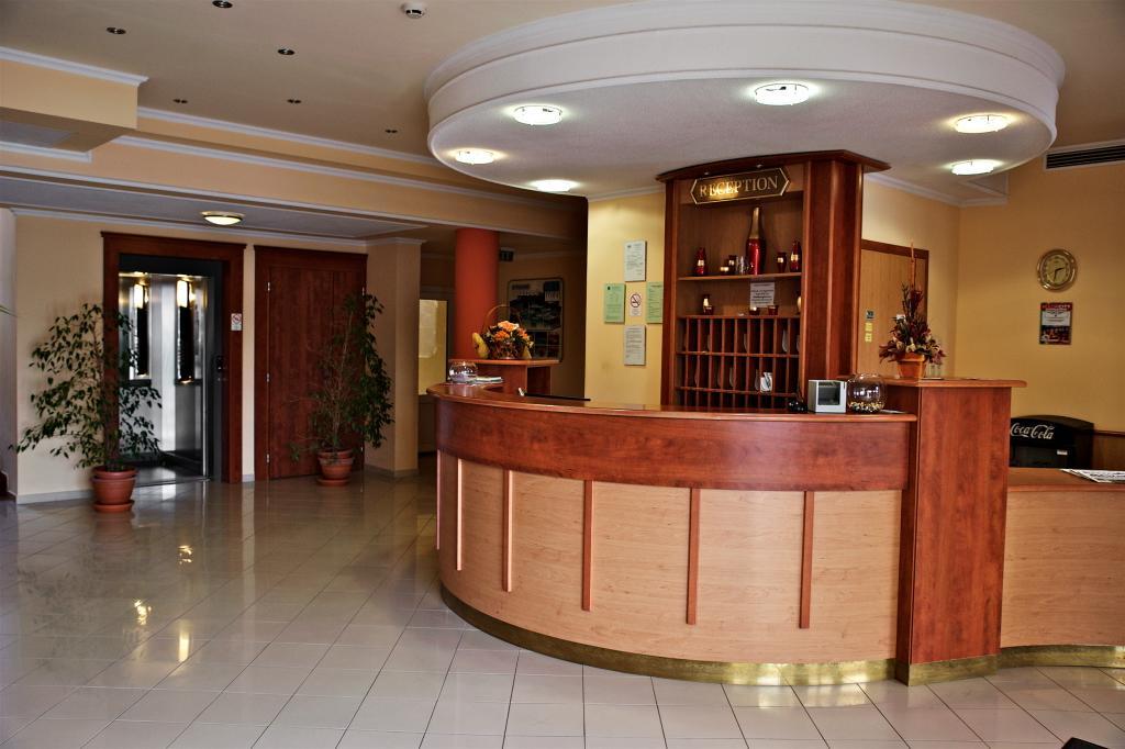 Hotel Lukacs Superior Kazincbarcika Exteriör bild