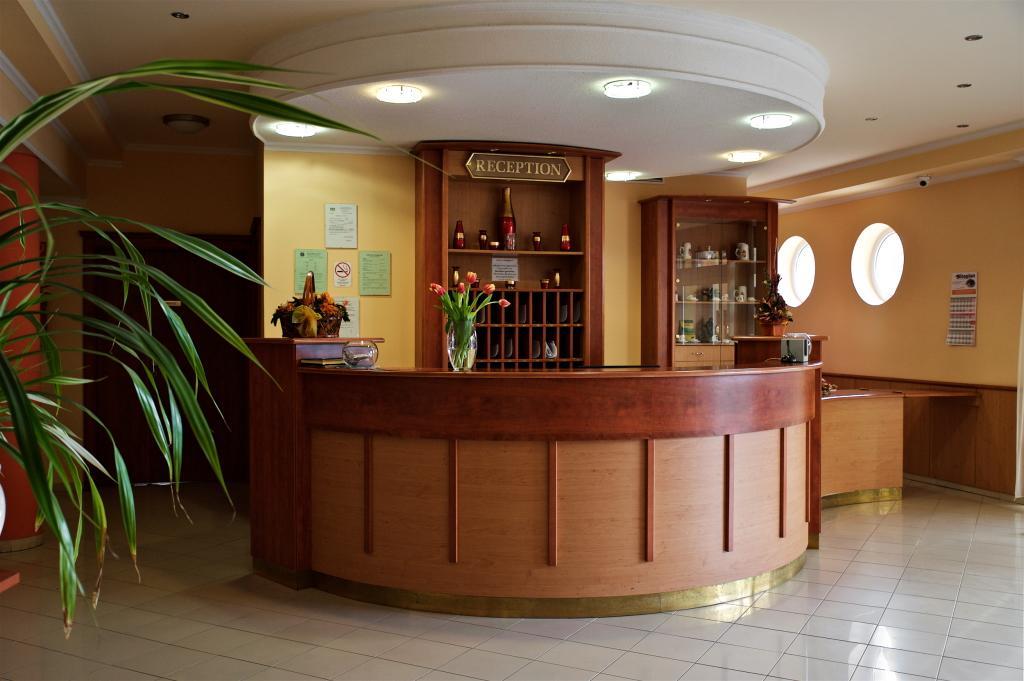 Hotel Lukacs Superior Kazincbarcika Exteriör bild