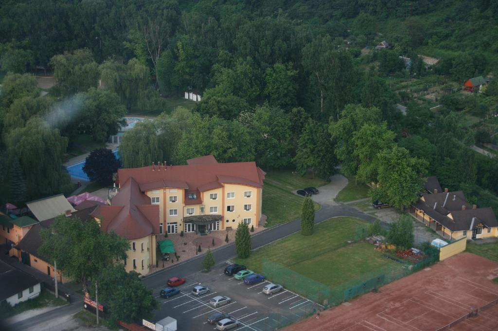 Hotel Lukacs Superior Kazincbarcika Exteriör bild